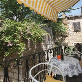 2 Bedroom Apartment with Balcony and Shared Garden in Vis, Sleeps 4-5